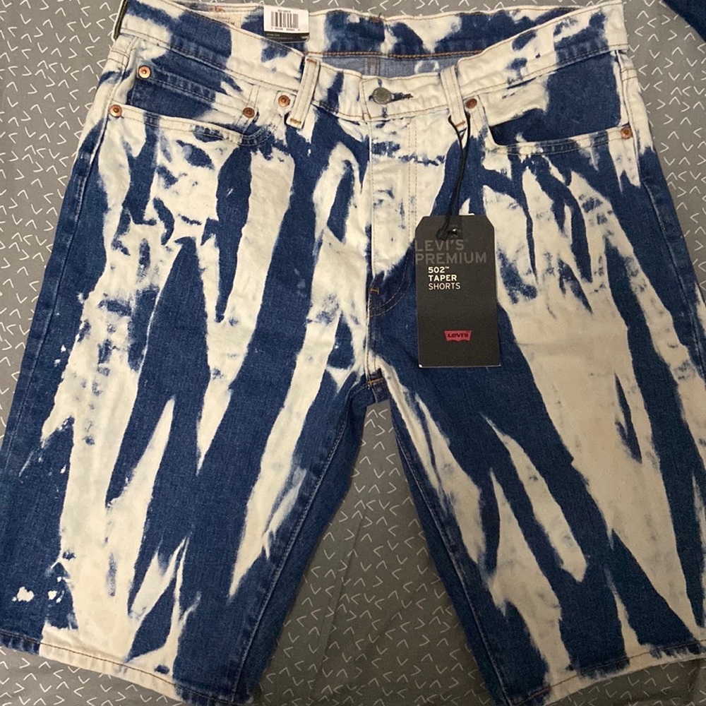 I’m selling Levi’s denim washed jean shorts brand new never wore.